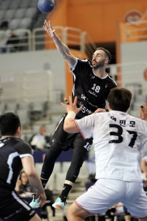 SK호크스, 3연속 핸드볼 H리그 챔프전 行…부산시설공단, 여자부 2연속 PO 진출(종합)