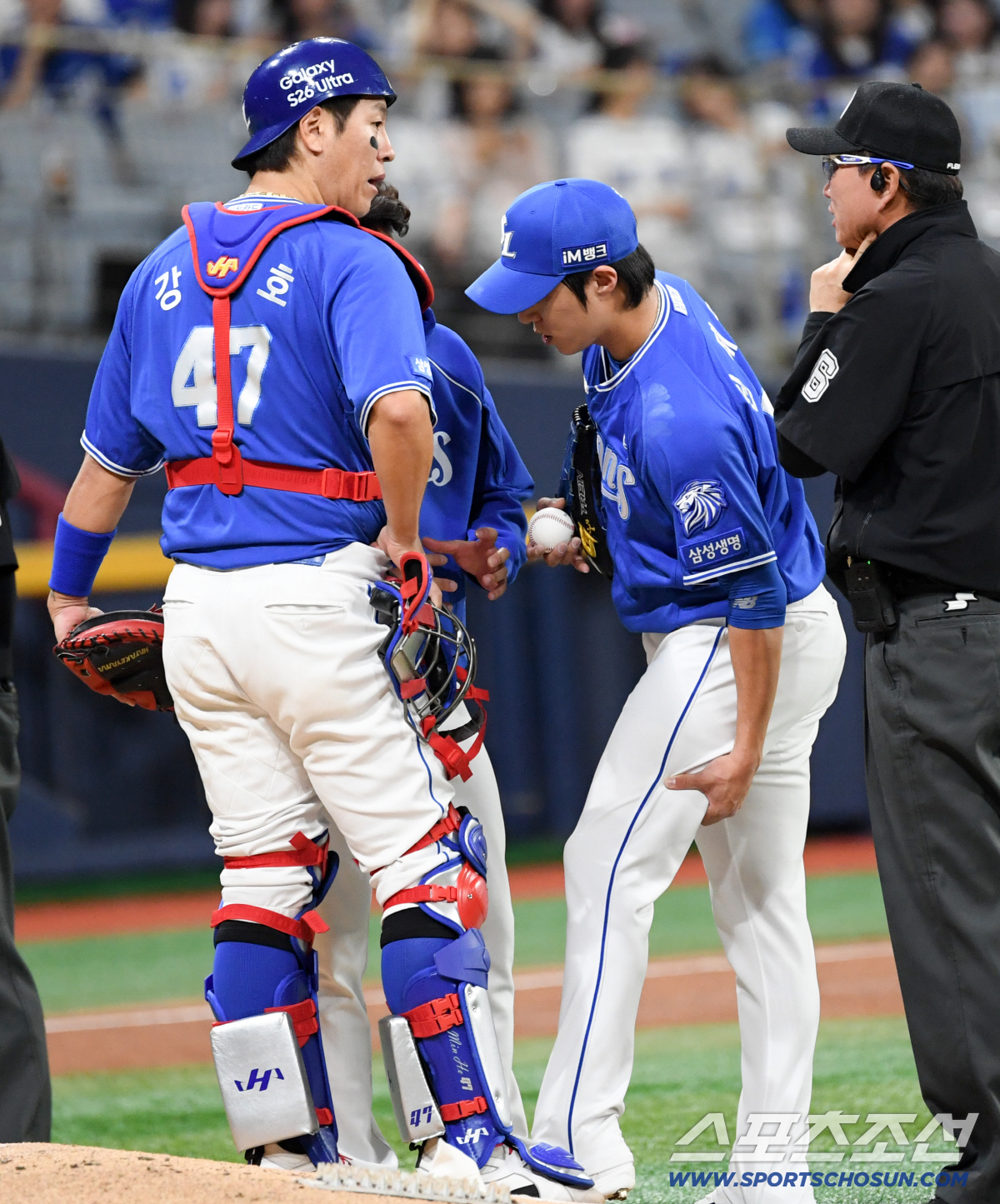 3회 투구 도중 원태인은 왼쪽 허벅지를 부여잡았다.