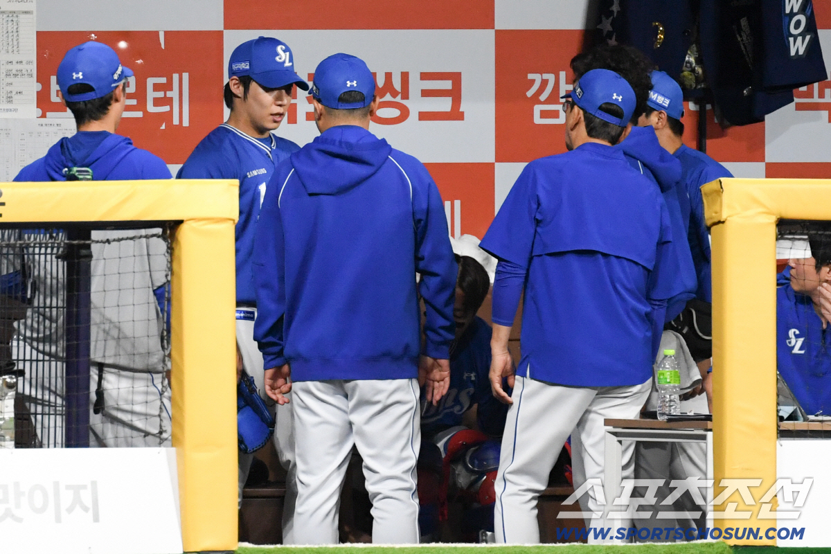 박진만 감독과 코치진은 원태인 상태를 살폈다.