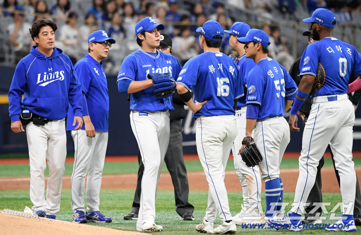 마운드에 모인 야수들은 선발 원태인을 진심으로 걱정했다.