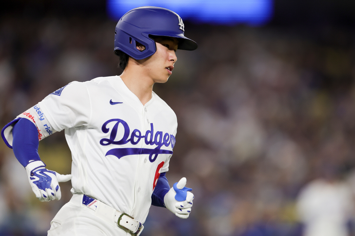 Los Angeles Dodgers' Hyeseong Kim runs after hitting a single during the third inning of a baseball game against the Chicago Cubs, Friday, April 24, 2026, in Los Angeles. (AP Photo/Ryan Sun)