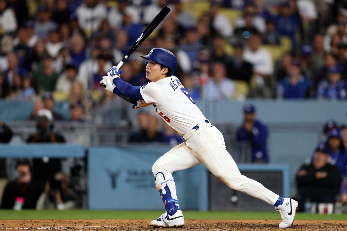 LOS ANGELES, CALIFORNIA - APRIL 24: Hyeseong Kim #6 of the Los Angeles Dodgers hits an RBI single against the Chicago Cubs during the fourth inning at Dodger Stadium on April 24, 2026 in Los Angeles, California. Luke Hales/Getty Images/AFP (Photo by Luke Hales / GETTY IMAGES NORTH AMERICA / Getty Images via AFP)
