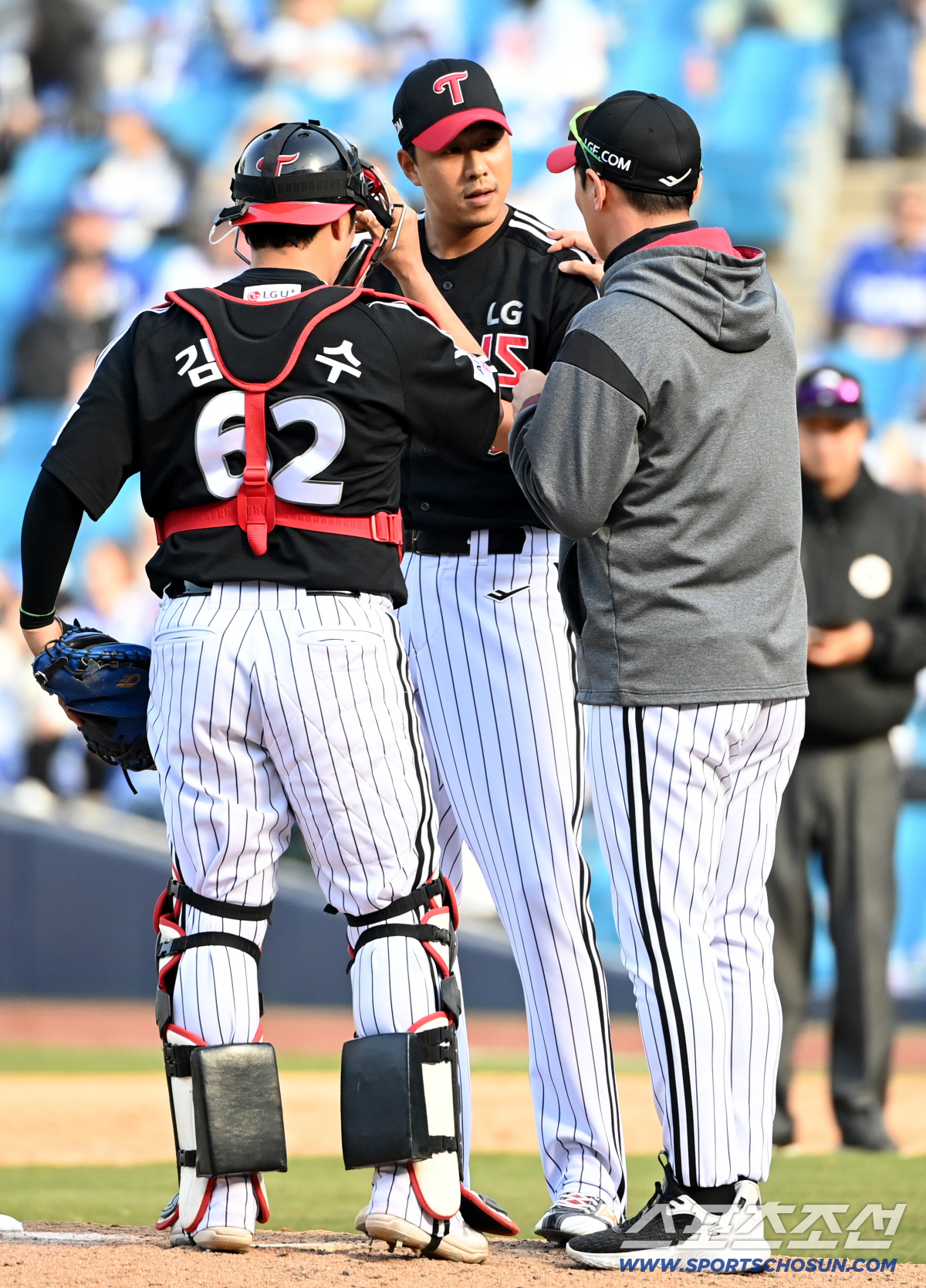 22일 대구삼성라이온즈파크에서 열린 LG와 삼성의 시범경기. 9회말 LG 정우영이 무사 만루 위기를 맞자 김광삼 투수코치가 마운드에 올라 이야기를 하고 있다. 대구=허상욱 기자 wook@sportschosun.com/2026.03.22/