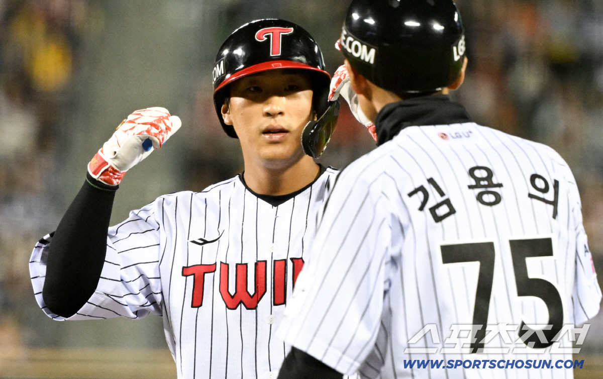 22일 잠실구장에서 열린 LG와 한화의 경기. LG 송찬의가 안타를 날린 뒤 환호하고 있다. 잠실=박재만 기자 pjm@sportschosun.com/2026.04.22/