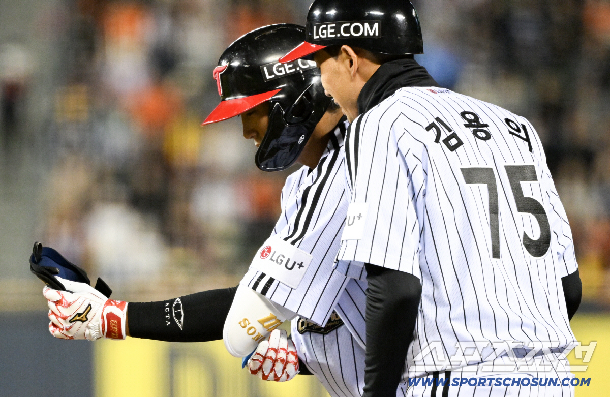 21일 잠실구장에서 열린 LG와 한화의 경기. LG 송찬의가 안타를 날린 뒤 숨을 고르고 있다. 잠실=박재만 기자 pjm@sportschosun.com/2026.04.21/