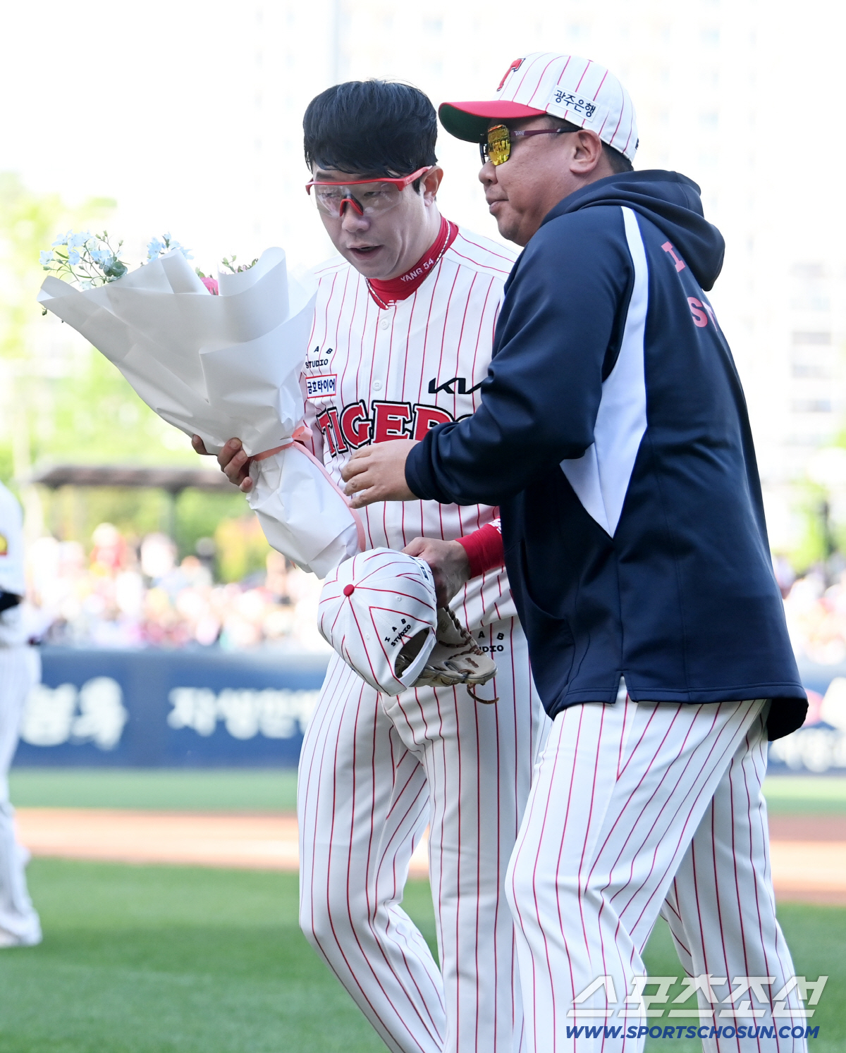 25일 광주KIA챔피언스필드에서 열린 롯데와 KIA의 경기. KIA 선발투수 양현종이 1회초 롯데 한태양을 삼진으로 잡아내 개인 통산 2200 탈삼진 기록을 달성했다. 이닝 종료 후 이범호 감독에게 꽃다발을 받는 양현종의 모습. 광주=허상욱 기자 wook@sportschosun.com/2026.04.25/