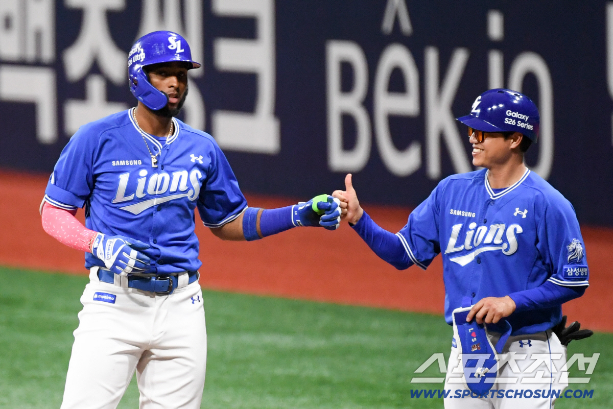 25일 서울 고척스카이돔에서 열린 키움과 삼성의 경기. 1회초 1사 1,2루 삼성 디아즈가 안타를 날린 뒤 환호하고 있다. 고척=박재만 기자 pjm@sportschosun.com/2026.04.25/