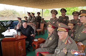 김정은, `빨치산 창건일`에 포사격경기 참관…