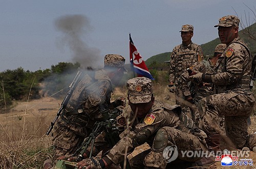 (평양 조선중앙통신=연합뉴스) 김정은 북한 국무위원장이 지난 25일 조선인민혁명군(빨치산) 창건 94주년을 맞아 진행된 인민군 각급 대연합부대관하 경보병부대 박격포병들의 사격경기를 참관했다고 조선중앙통신이 26일 보도했다. 2026.4.26 [국내에서만 사용가능. 재배포 금지. For Use Only in the Republic of Korea. No Redistribution] nkphoto@yna.co.kr