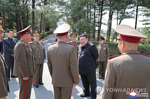 (평양 조선중앙통신=연합뉴스) 김정은 북한 국무위원장이 지난 25일 조선인민혁명군(빨치산) 창건 94주년을 맞아 인민군 서부지구 기계화보병사단관하 연합부대를 축하방문해 장병들을 격려했다고 조선중앙통신이 26일 보도했다. 2026.4.26 [국내에서만 사용가능. 재배포 금지. For Use Only in the Republic of Korea. No Redistribution] nkphoto@yna.co.kr