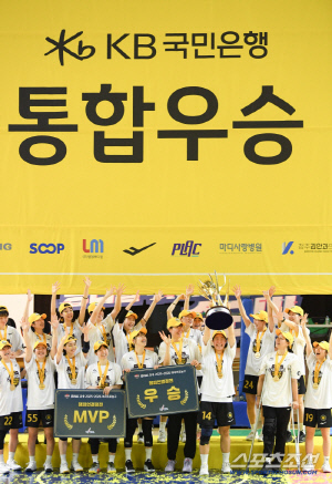 KB스타즈, '원맨팀'이 아닌 '원팀'으로 역대 3번째 통합우승 달성
