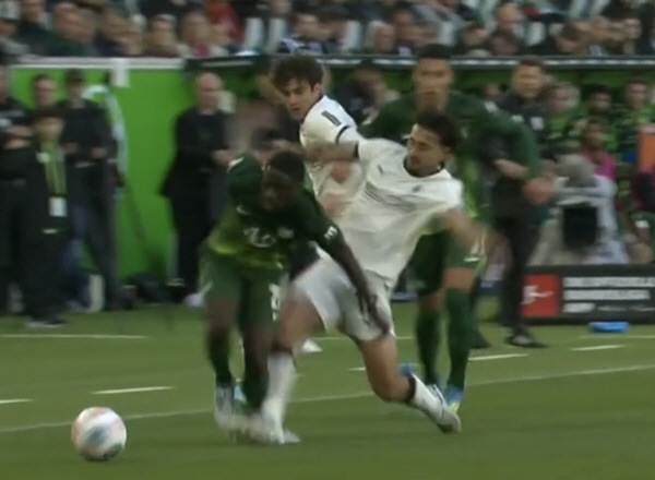 옌스 카스트로프 25일 볼프스부르크전 퇴장 장면. 중계화면