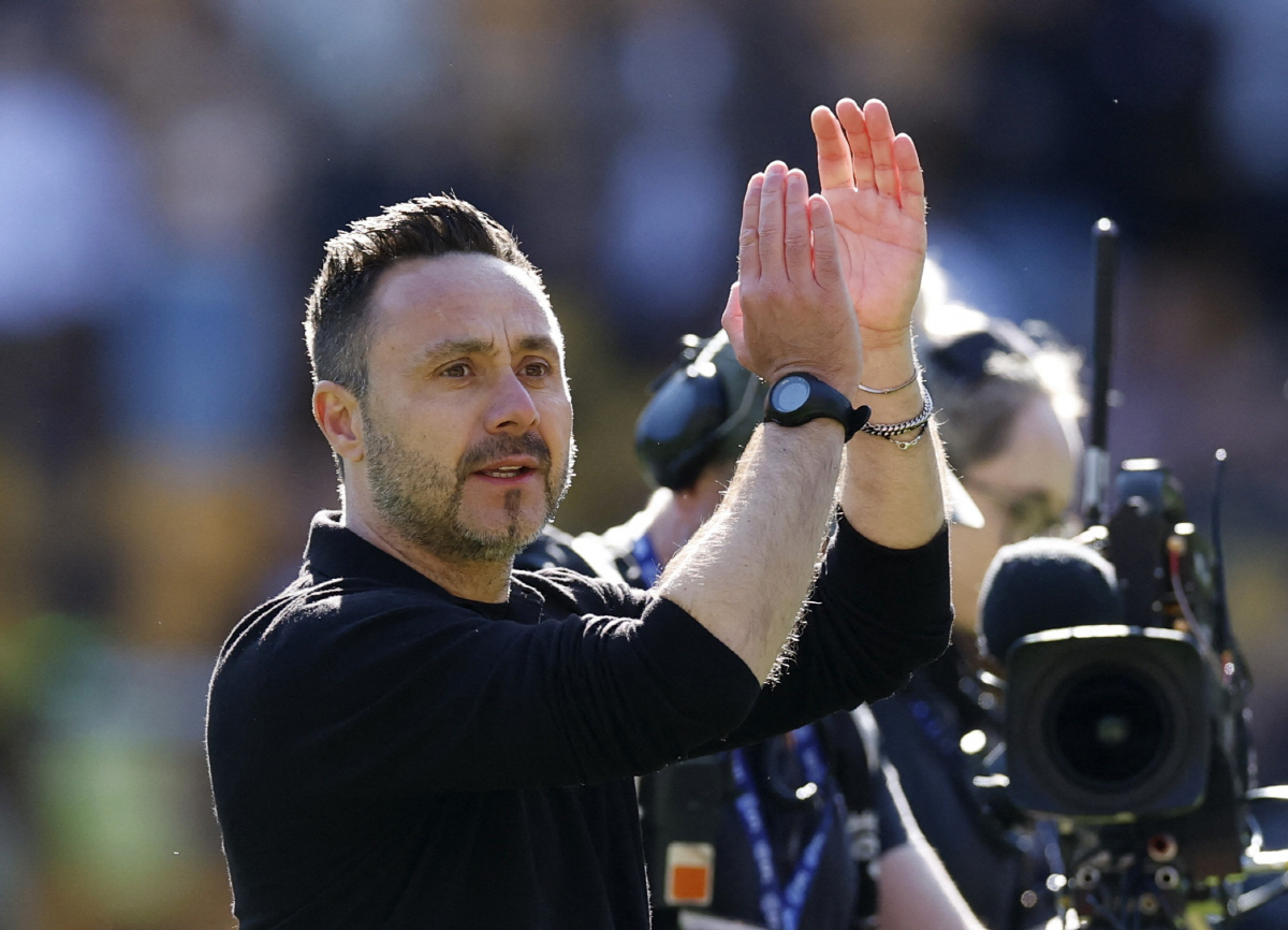 Soccer Football - Premier League - Wolverhampton Wanderers v Tottenham Hotspur - Molineux Stadium, Wolverhampton, Britain - April 25, 2026 Tottenham Hotspur manager Roberto De Zerbi celebrates after the match Action Images via Reuters/Jason Cairnduff EDITORIAL USE ONLY. NO USE WITH UNAUTHORIZED AUDIO, VIDEO, DATA, FIXTURE LISTS, CLUB/LEAGUE LOGOS OR 'LIVE' SERVICES. ONLINE IN-MATCH USE LIMITED TO 120 IMAGES, NO VIDEO EMULATION. NO USE IN BETTING, GAMES OR SINGLE CLUB/LEAGUE/PLAYER PUBLICATIONS. PLEASE CONTACT YOUR ACCOUNT REPRESENTATIVE FOR FURTHER DETAILS..
