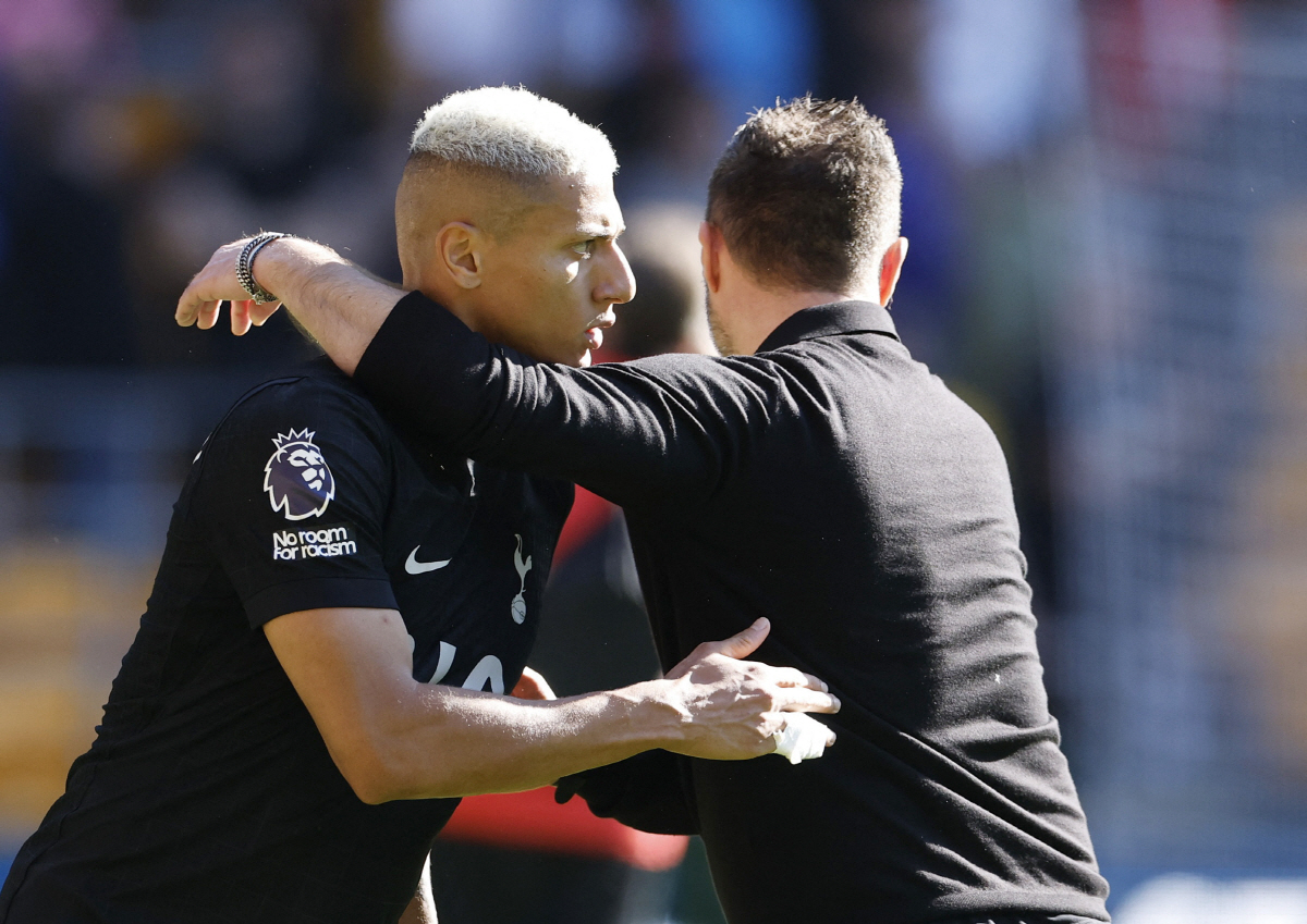 Soccer Football - Premier League - Wolverhampton Wanderers v Tottenham Hotspur - Molineux Stadium, Wolverhampton, Britain - April 25, 2026 Tottenham Hotspur manager Roberto De Zerbi and Richarlison celebrate after the match Action Images via Reuters/Jason Cairnduff EDITORIAL USE ONLY. NO USE WITH UNAUTHORIZED AUDIO, VIDEO, DATA, FIXTURE LISTS, CLUB/LEAGUE LOGOS OR 'LIVE' SERVICES. ONLINE IN-MATCH USE LIMITED TO 120 IMAGES, NO VIDEO EMULATION. NO USE IN BETTING, GAMES OR SINGLE CLUB/LEAGUE/PLAYER PUBLICATIONS. PLEASE CONTACT YOUR ACCOUNT REPRESENTATIVE FOR FURTHER DETAILS..