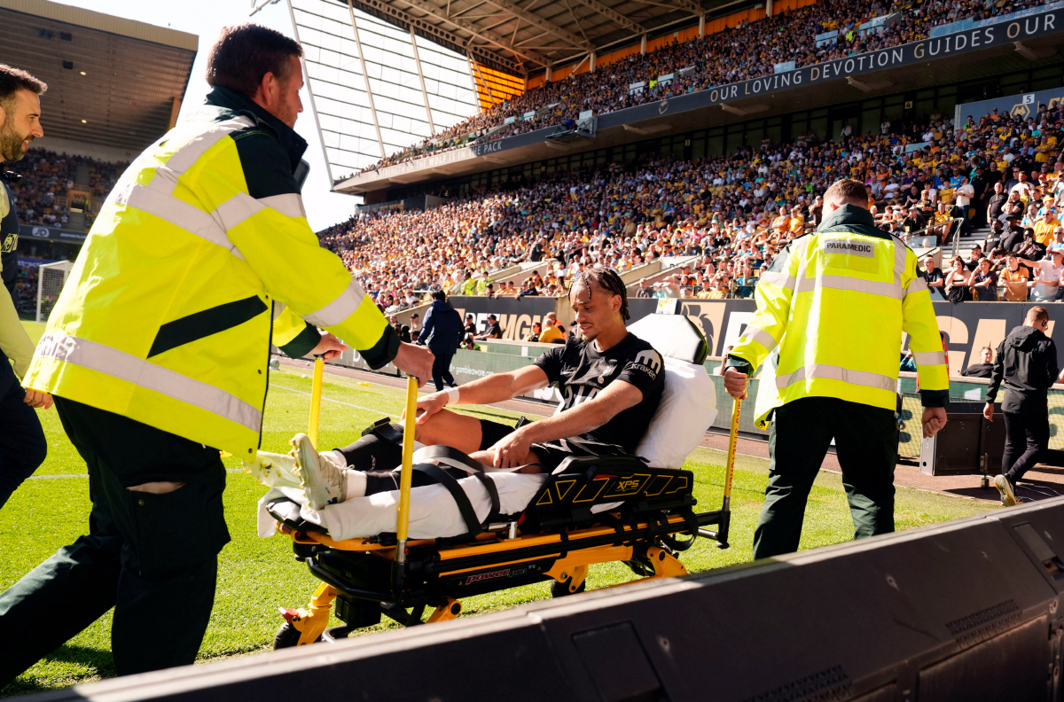 Tottenham Hotspur's Xavi Simons is stretchered off the pitch during the English Premier League soccer match between Wolverhampton Wanderers and Tottenham Hotspur in Wolverhampton, England, Saturday April 25, 2026. (Nick Potts/PA via AP) UNITED KINGDOM OUT; NO SALES; NO ARCHIVE; PHOTOGRAPH MAY NOT BE STORED OR USED FOR MORE THAN 14 DAYS AFTER THE DAY OF TRANSMISSION; MANDATORY CREDIT