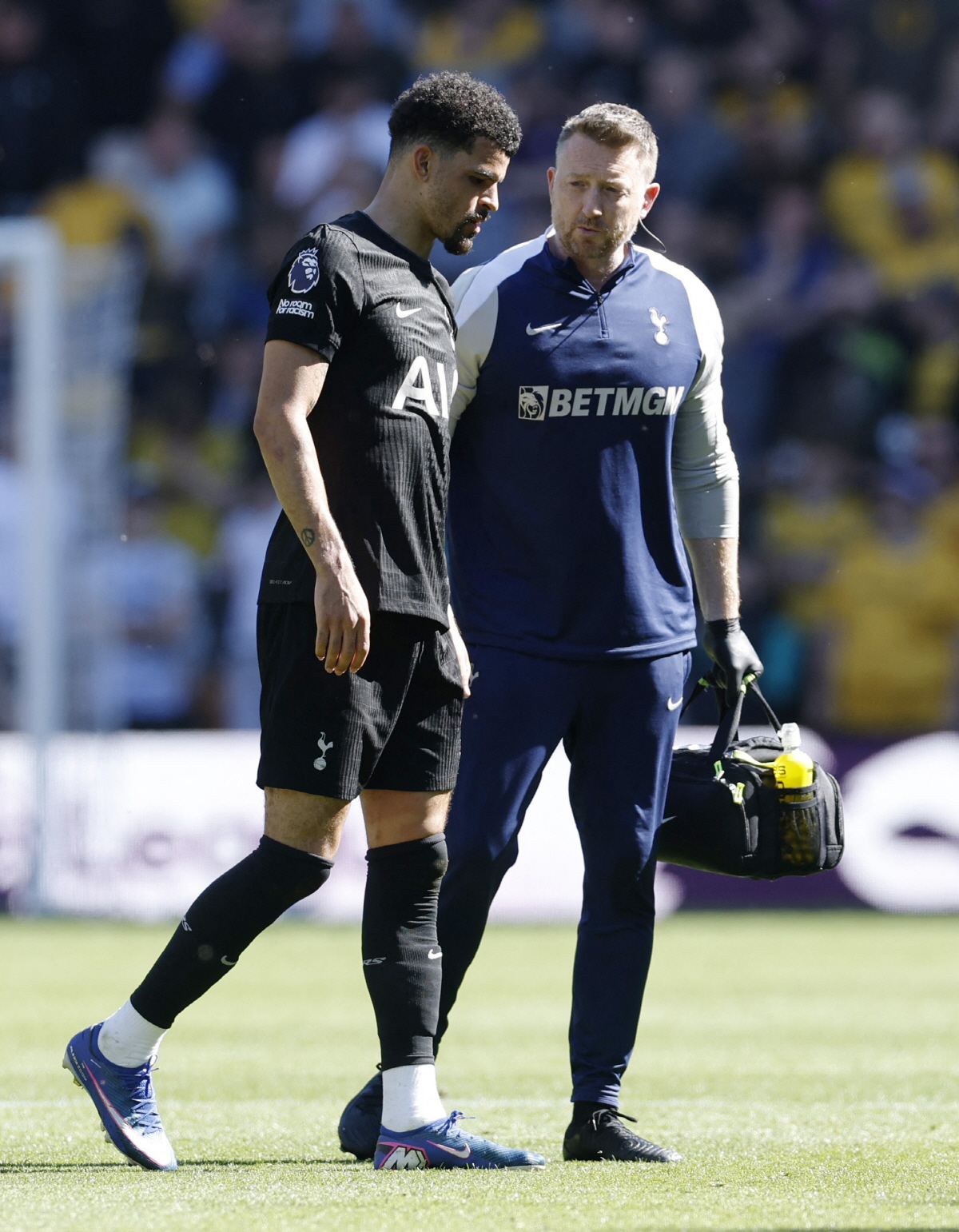 Soccer Football - Premier League - Wolverhampton Wanderers v Tottenham Hotspur - Molineux Stadium, Wolverhampton, Britain - April 25, 2026 A dejected Tottenham Hotspur's Dominic Solanke walks off the pitch as he is substituted off after sustaining an injury Action Images via Reuters/Jason Cairnduff EDITORIAL USE ONLY. NO USE WITH UNAUTHORIZED AUDIO, VIDEO, DATA, FIXTURE LISTS, CLUB/LEAGUE LOGOS OR 'LIVE' SERVICES. ONLINE IN-MATCH USE LIMITED TO 120 IMAGES, NO VIDEO EMULATION. NO USE IN BETTING, GAMES OR SINGLE CLUB/LEAGUE/PLAYER PUBLICATIONS. PLEASE CONTACT YOUR ACCOUNT REPRESENTATIVE FOR FURTHER DETAILS..
