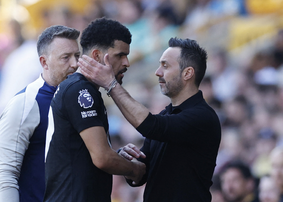 Soccer Football - Premier League - Wolverhampton Wanderers v Tottenham Hotspur - Molineux Stadium, Wolverhampton, Britain - April 25, 2026 A dejected Tottenham Hotspur's Dominic Solanke shakes hands with manager Roberto De Zerbi as he is substituted off after sustaining an injury Action Images via Reuters/Jason Cairnduff EDITORIAL USE ONLY. NO USE WITH UNAUTHORIZED AUDIO, VIDEO, DATA, FIXTURE LISTS, CLUB/LEAGUE LOGOS OR 'LIVE' SERVICES. ONLINE IN-MATCH USE LIMITED TO 120 IMAGES, NO VIDEO EMULATION. NO USE IN BETTING, GAMES OR SINGLE CLUB/LEAGUE/PLAYER PUBLICATIONS. PLEASE CONTACT YOUR ACCOUNT REPRESENTATIVE FOR FURTHER DETAILS..