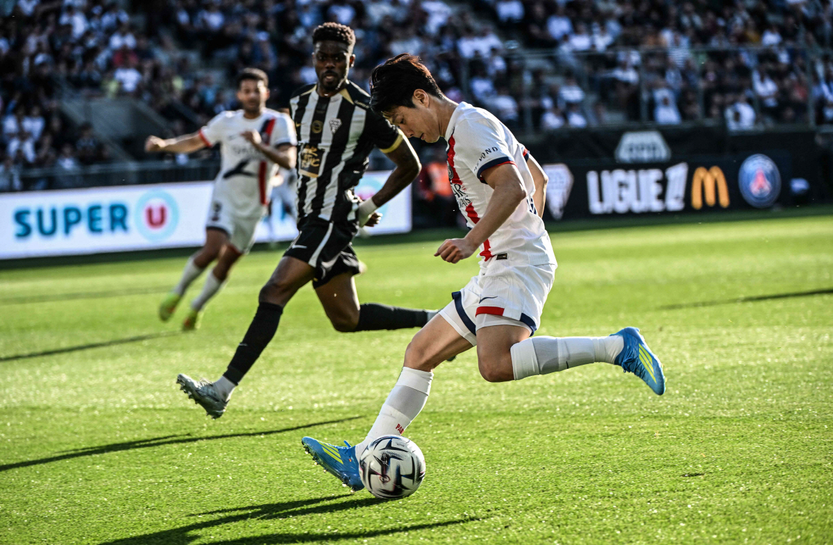 Paris Saint-Germain's South Korean midfielder #19 Lee Kang-in runs with the ball during the French L1 football match between SCO Angers and Paris Saint-Germain (PSG) at the Stade Raymond-Kopa in Angers, western France, on April 25, 2026. (Photo by Sebastien Salom-Gomis / AFP)