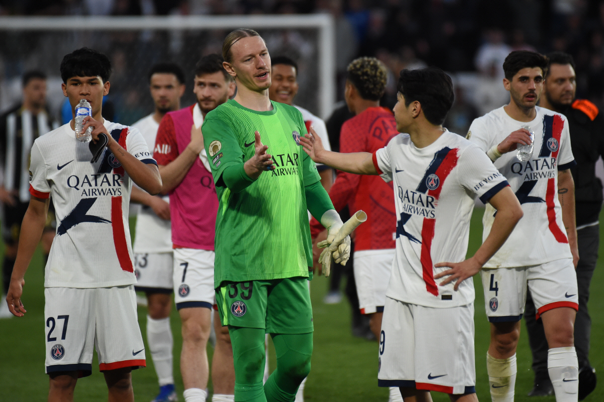 PSG's goalkeeper Matvey Safonov celebrates with PSG's Lee Kang-in after the French League One soccer match between Angers and Paris Saint-Germain in Angers, western France, Saturday, April 25, 2026. (AP Photo/Mathieu Pattier)