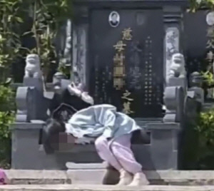 조부모 묘 안 떠나는 소녀 