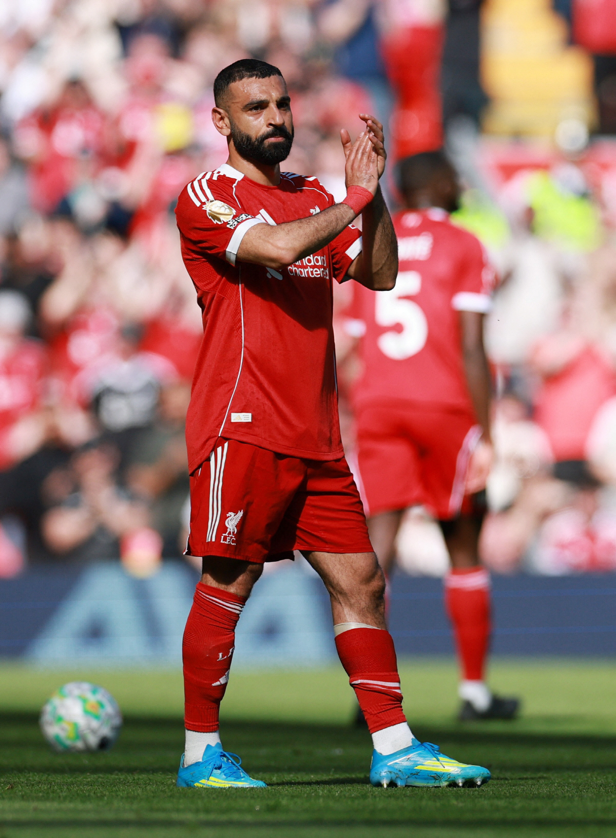 "햄스트링 부상 OUT→관중석 향해 박수 인사" 살라, 리버풀 마지막 경기 예감한 걸까