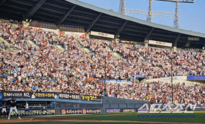 올해는 1300만? 'LG 1위 한화 100%' 작년보다 더 뜨거운 프로야구, 117G 만에 200만 관중 달성…역대 최소 경기 신기록