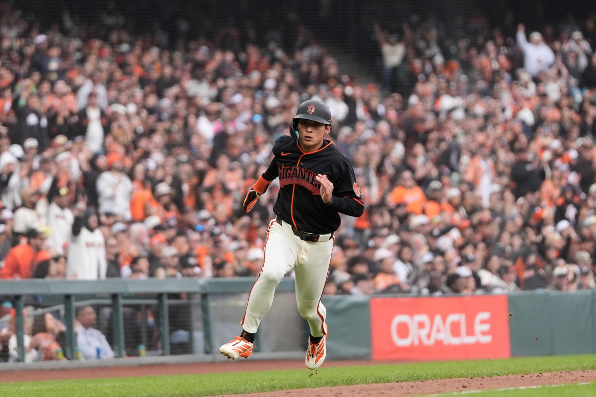 San Francisco Giants' Jung Hoo Lee runs home to score against the Miami Marlins during the sixth inning of a baseball game Saturday, April 25, 2026, in San Francisco. (AP Photo/Jeff Chiu)