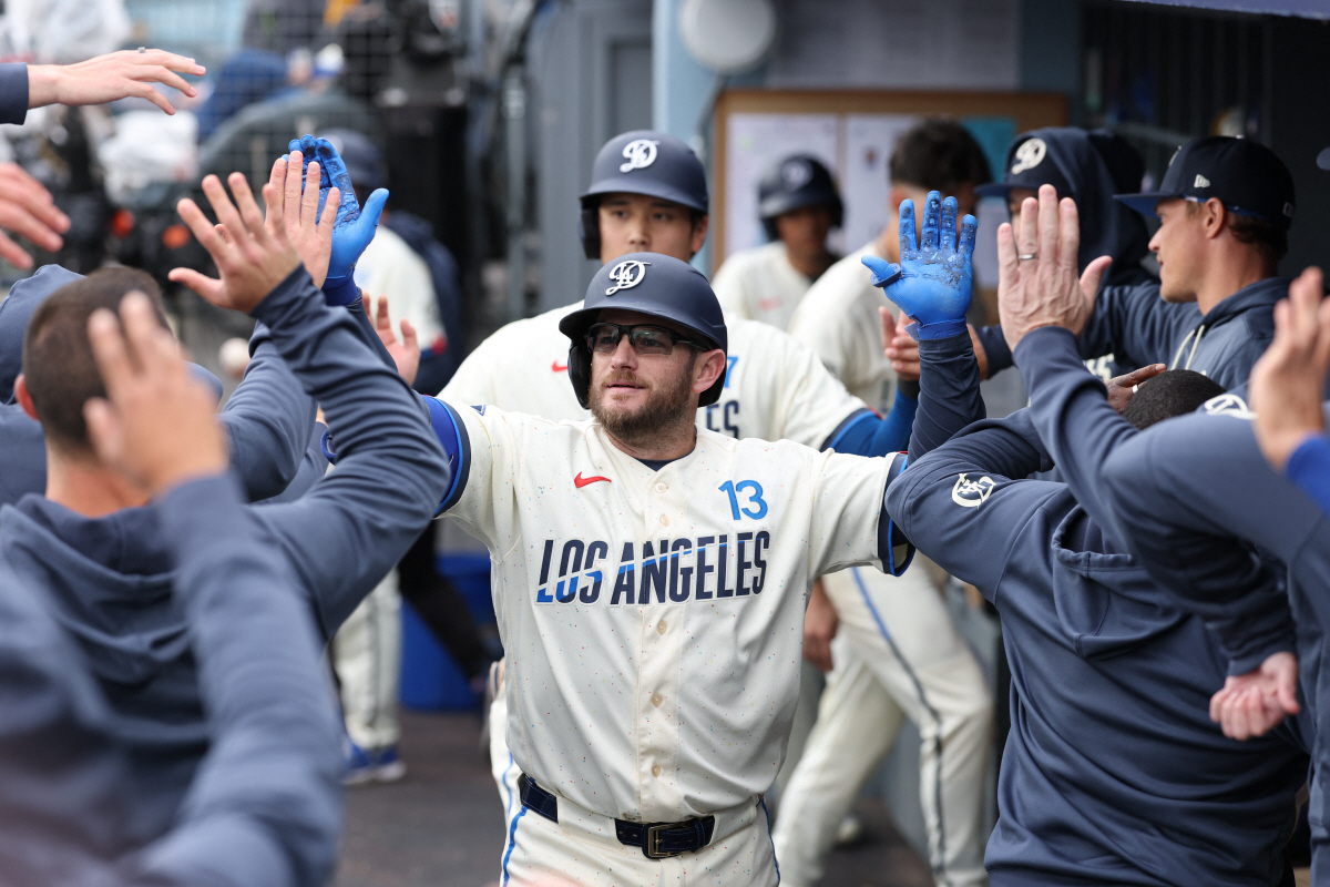 맥스 먼시가 3회 투런홈런을 터뜨리고 들어와 동료들의 환영을 받고 있다. Imagn Images연합뉴스