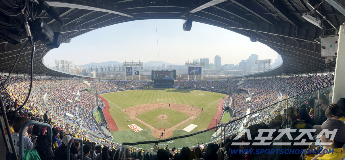 28일 잠실야구장에서 열린 KT와 LG의 개막전. 야구장을 찾은 야구팬들이 응원전을 펼치고 있다. 잠실=허상욱 기자 wook@sportschosun.com/2026.03.28/