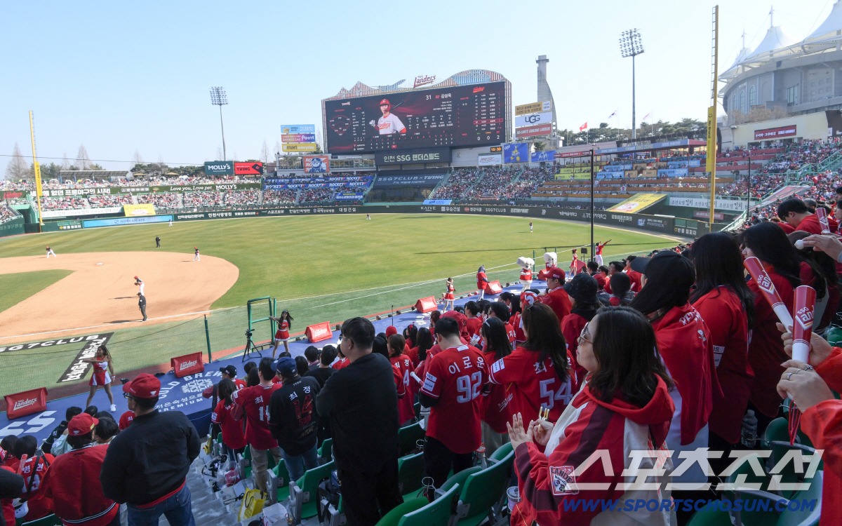 28일 인천 SSG랜더스필드에서 열린 SSG와 KIA의 경기. 개막전부터 관중석을 가득 메운 야구 팬들이 열띤 응원전을 펼치고 있다. 인천=박재만 기자 pjm@sportschosun.com/2026.03.28/