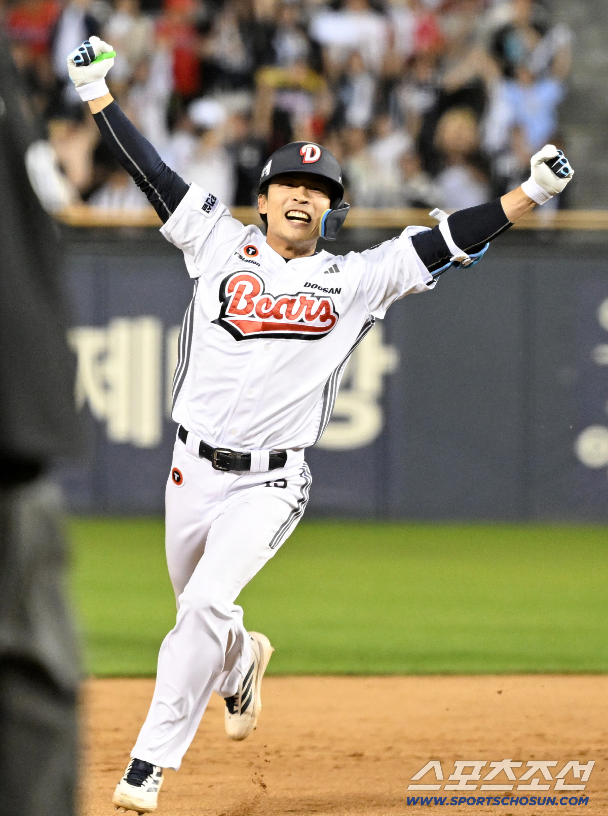 18일 잠실구장에서 열린 두산과 KIA의 경기. 10회말 1사 1,2루 두산 이유찬이 끝내기 안타를 날린 뒤 환호하고 있다. 잠실=박재만 기자 pjm@sportschosun.com/2026.04.18/