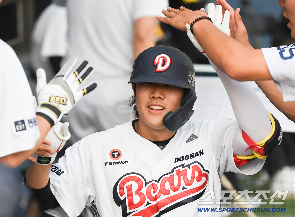 19일 서울 잠실구장에서 열린 KIA-두산전. 7회말 무사 박준순이 솔로포를 친 후 환영받고 있다. 잠실=정재근 기자 cjg@sportschosun.com/2026.4.19/