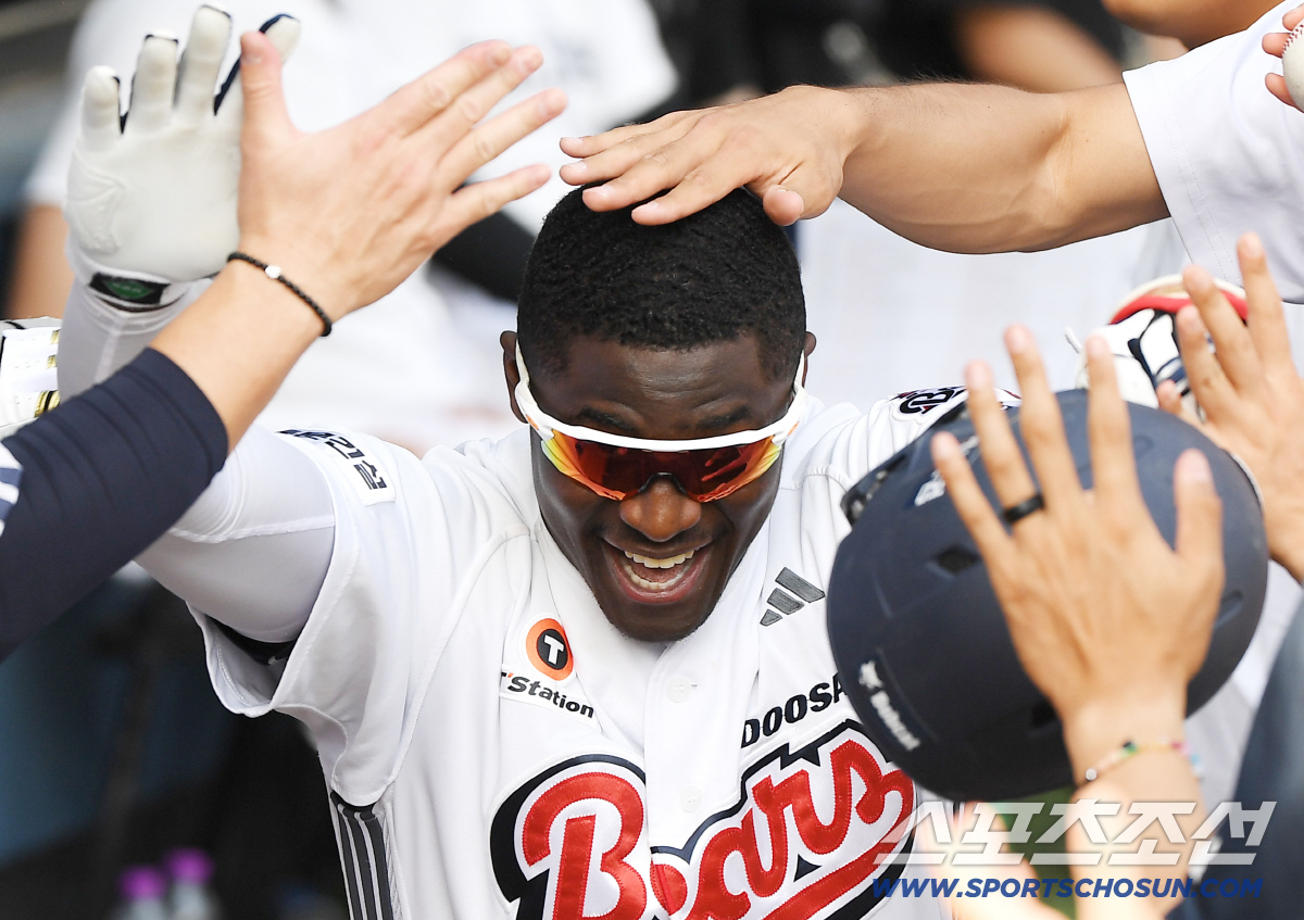 19일 서울 잠실구장에서 열린 KIA-두산전. 6회말 무사 솔로포를 친 카메론이 환영받고 있다. 잠실=정재근 기자 cjg@sportschosun.com/2026.4.19/