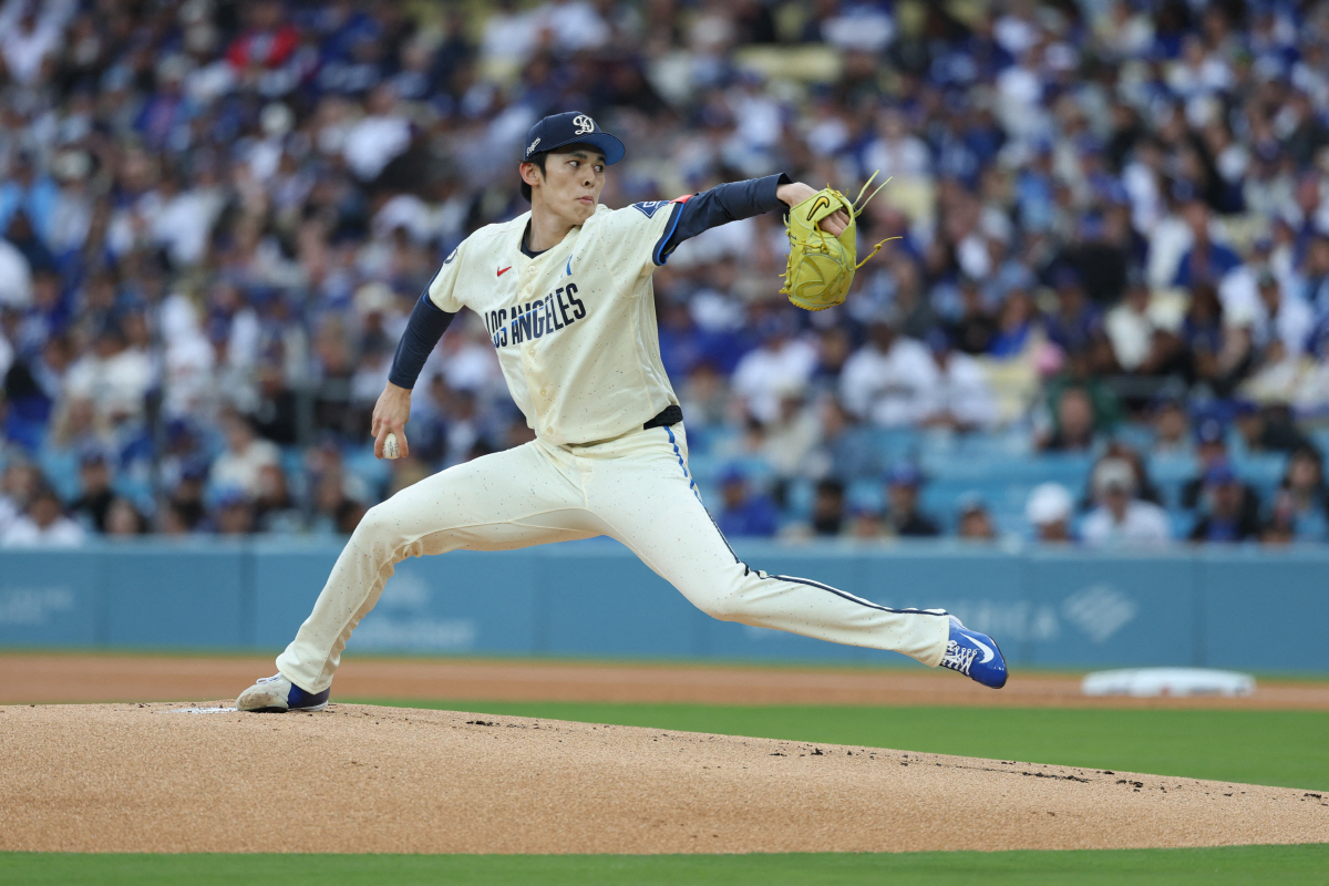 Apr 25, 2026; Los Angeles, California, USA; Los Angeles Dodgers starting pitcher Roki Sasaki (11) throws a pitch against the Arizona Diamondbacks during the first inning at Dodger Stadium. Mandatory Credit: Kiyoshi Mio-Imagn Images