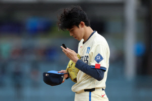 '3피홈런 4실점' 사사키, 쑥스러운 첫 승 '멀티 히트'김혜성 및 타선에 큰절이라도! LAD 12-4 컵스