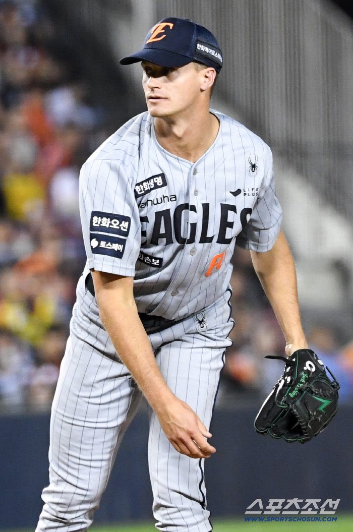 7점 차에 '클로저 외인' 투입이라니…사령탑도 "나올 점수 아니었다" 인정, 그런데 왜? 