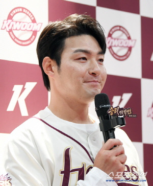 '4번-1루수 박병호' 5년 만의 선발출전, 타석에 서지 않는 이유를 물으니…"제2의 박병호는 이 선수"