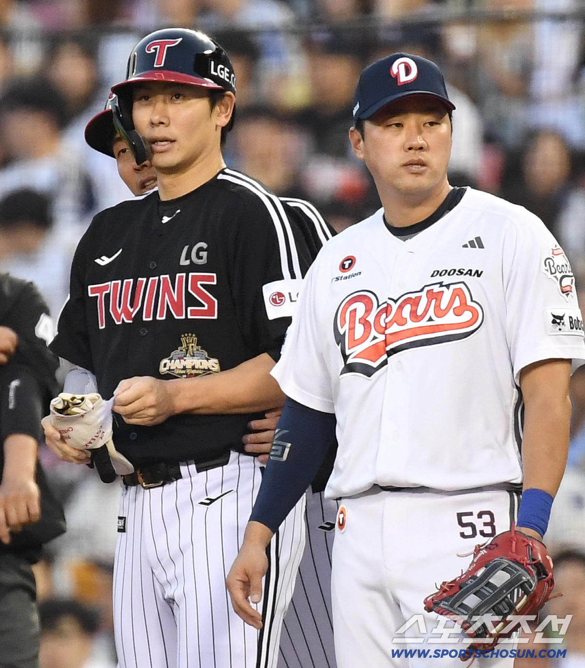 24일 잠실야구장에서 열린 LG와 두산의 경기. 3회초 1사 1루. 안타를 치고 출루한 LG 홍창기. 잠실=송정헌 기자 songs@sportschosun.com/2026.04.24/