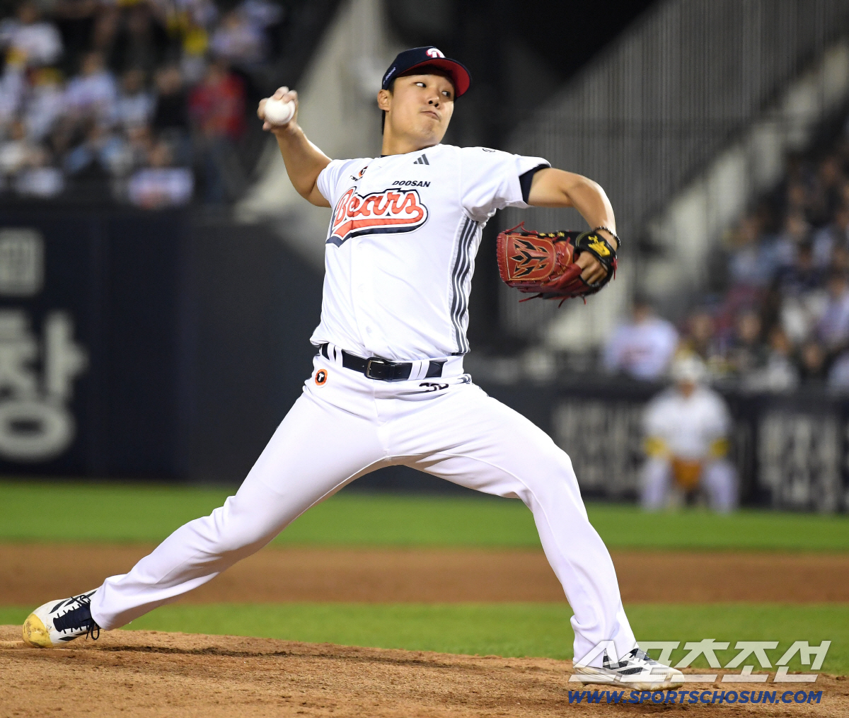 24일 잠실야구장에서 열린 LG와 두산의 경기. 투구하고 있는 두산 양재훈. 잠실=송정헌 기자 songs@sportschosun.com/2026.04.24/