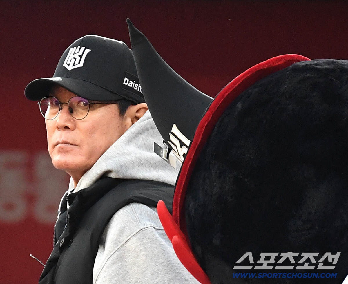 17일 수원 케이티위즈파크에서 열린 KT와 키움의 경기. 경기 준비하는 KT 이강철 감독. 수원=송정헌 기자 songs@sportschosun.com/2026.04.17/