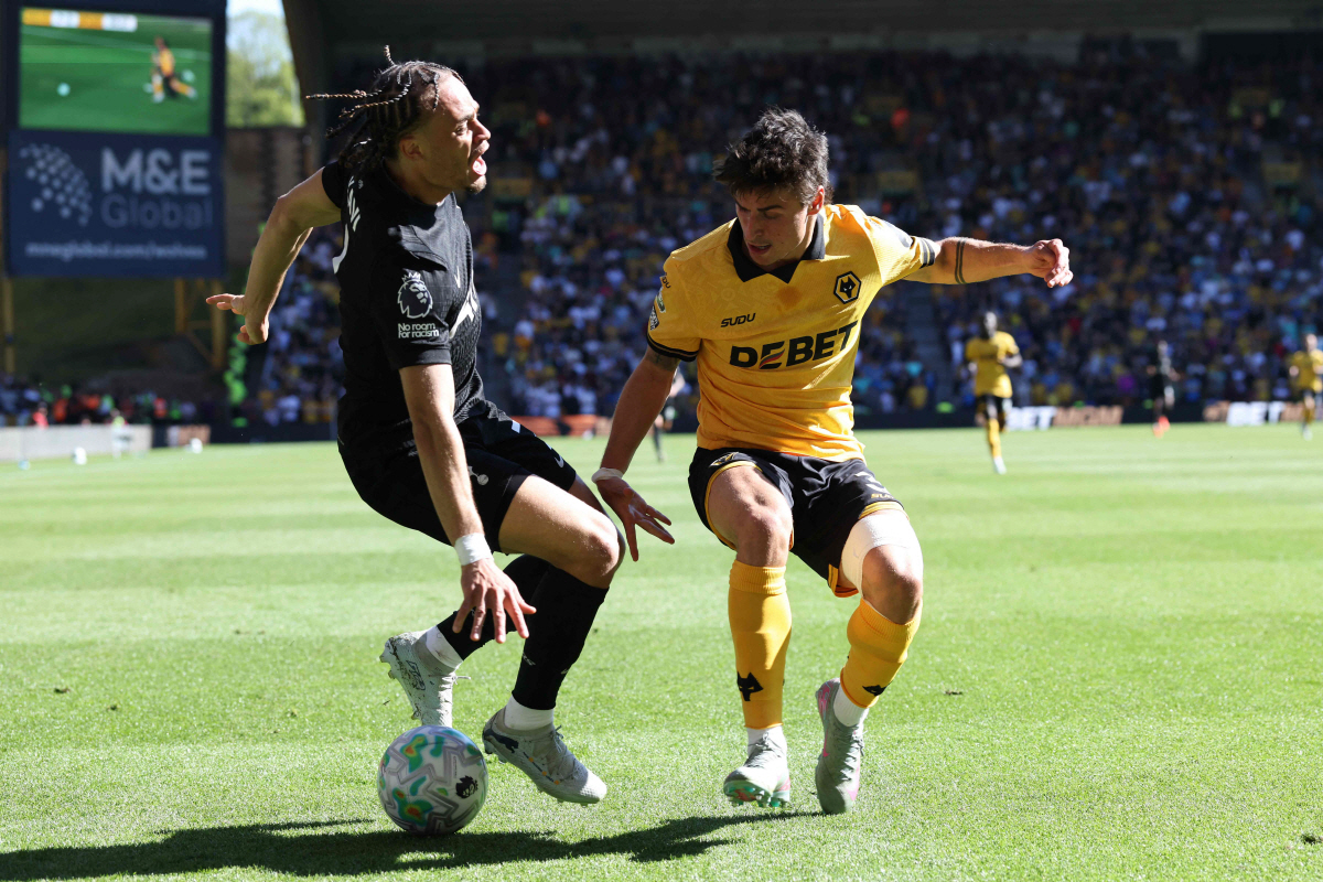 쓰러지는 시몬스(왼쪽) AFP