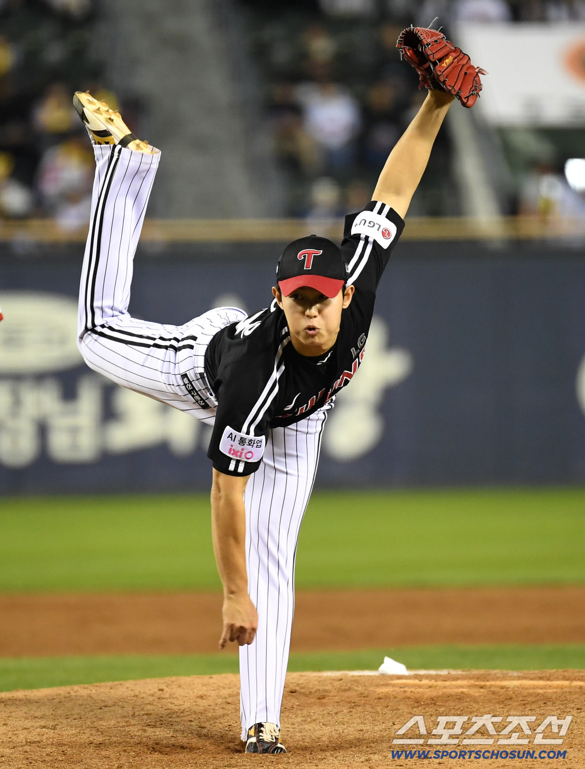 24일 잠실야구장에서 열린 LG와 두산의 경기. 9회 마운드 올라 투구하고 있는 LG 김영우. 잠실=송정헌 기자 songs@sportschosun.com/2026.04.24/