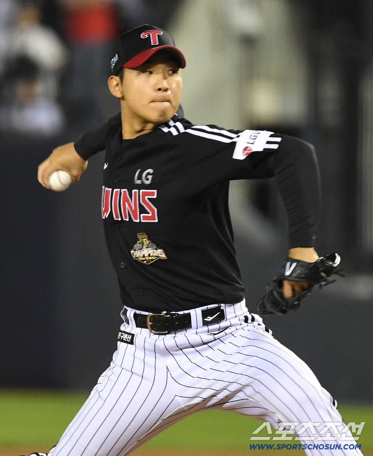 24일 잠실야구장에서 열린 LG와 두산의 경기. 투구하고 있는 LG 우강훈. 잠실=송정헌 기자 songs@sportschosun.com/2026.04.24/