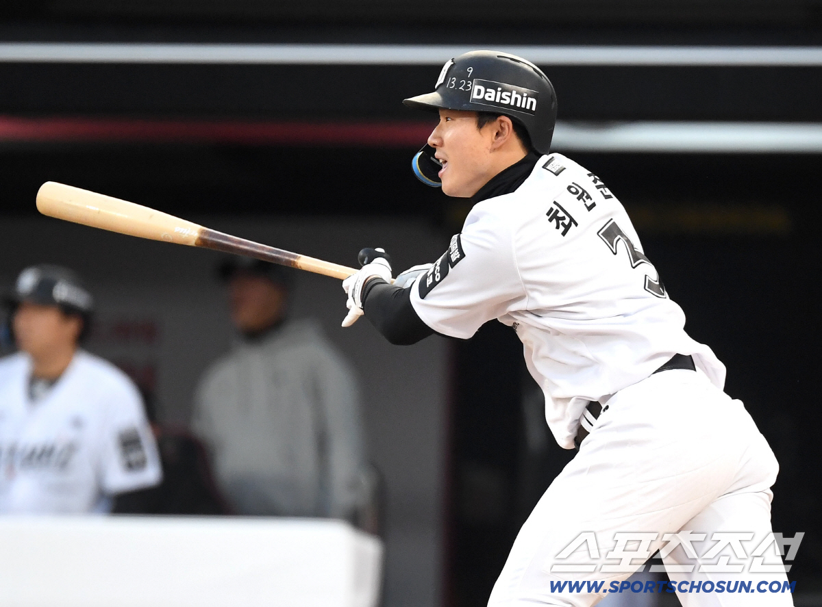 17일 수원 케이티위즈파크에서 열린 KT와 키움의 경기. 1회말 2루타를 날리고 있는 최원준. 수원=송정헌 기자 songs@sportschosun.com/2026.04.17/