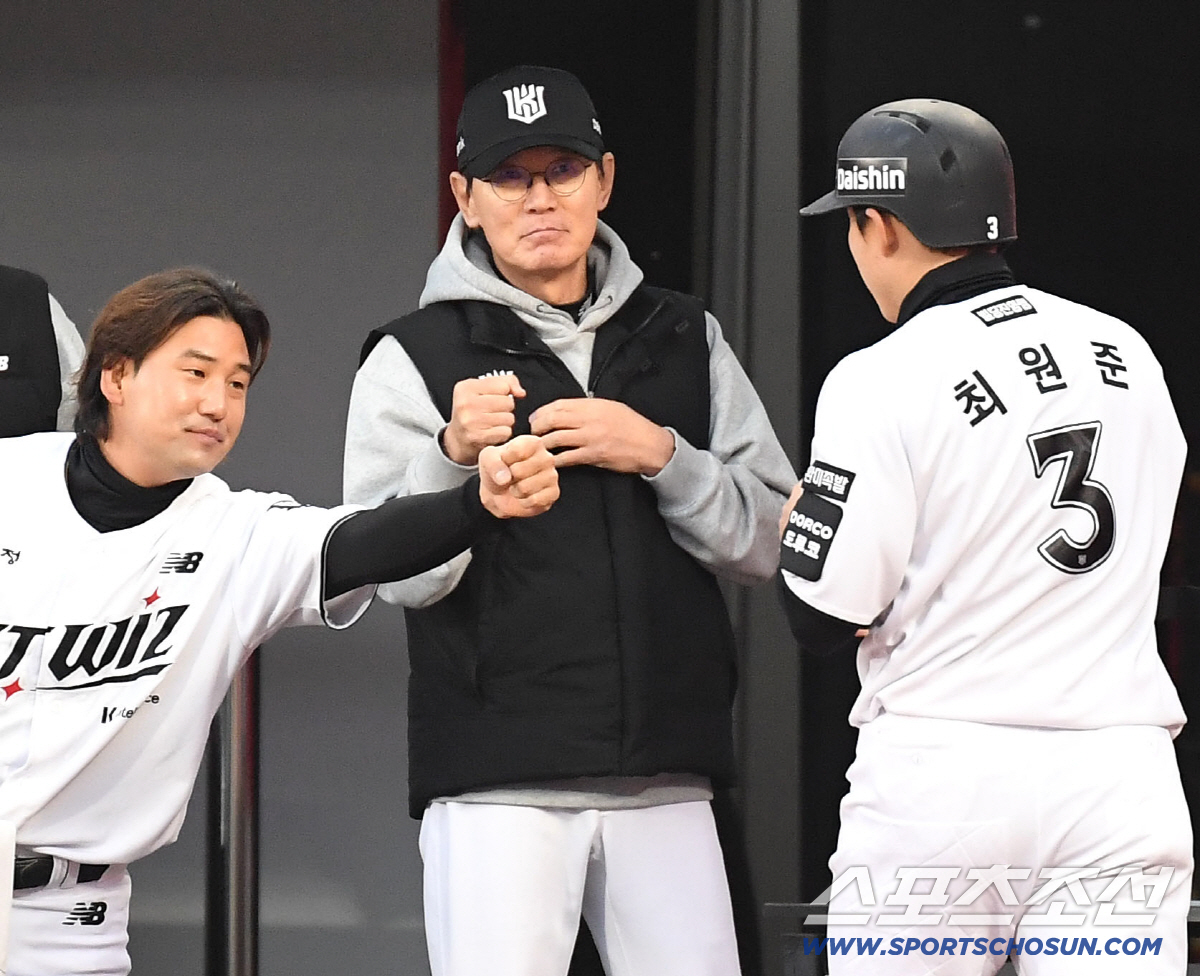 21일 수원 케이티위즈파크에서 열린 KT와 KIA의 경기. 1회말 KT 김현수가 KIA 김태형을 상대로 투런홈런을 날렸다. 득점한 최원준과 하이파이브를 나누고 있는 이강철 감독. 수원=송정헌 기자 songs@sportschosun.com/2026.04.21/