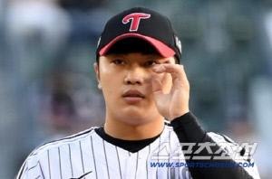 LG가 기다린 그 좌완…'군필' 김윤식 첫 공식전 146km 2이닝 무실점. 유영찬 빠진 불펜에 희소식