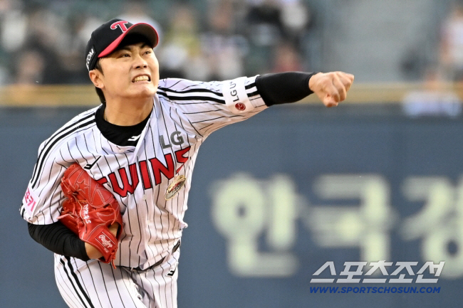 26일 잠실야구장에서 열린 KIA와 LG의 경기, LG 선발투수 김윤식이 역투하고 있다. 잠실=허상욱 기자 wook@sportschosun.com/2024.04.26/