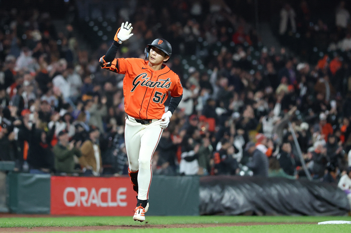 SAN FRANCISCO, CALIFORNIA - APRIL 24: Jung Hoo Lee #51 of the San Francisco Giants rounds the bases after hitting a home run against the Miami Marlins in the eighth inning at Oracle Park on April 24, 2026 in San Francisco, California. Ezra Shaw/Getty Images/AFP (Photo by EZRA SHAW / GETTY IMAGES NORTH AMERICA / Getty Images via AFP)