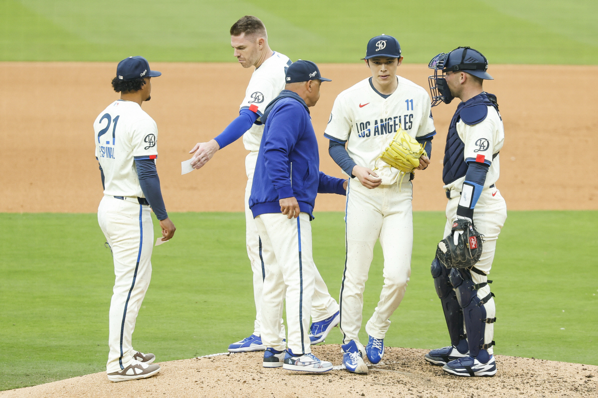 epa12914447 Los Angeles Dodgers manager Dave Roberts (30) relives pitcher Roki Sasaki (11) in the sixth inning for an MLB game between the Los Angeles Dodgers and Chicago Cubs at Uniqlo Field in Dodger Stadium in Los Angeles, California, USA, 25 April 2026. EPA/CHRIS TORRES