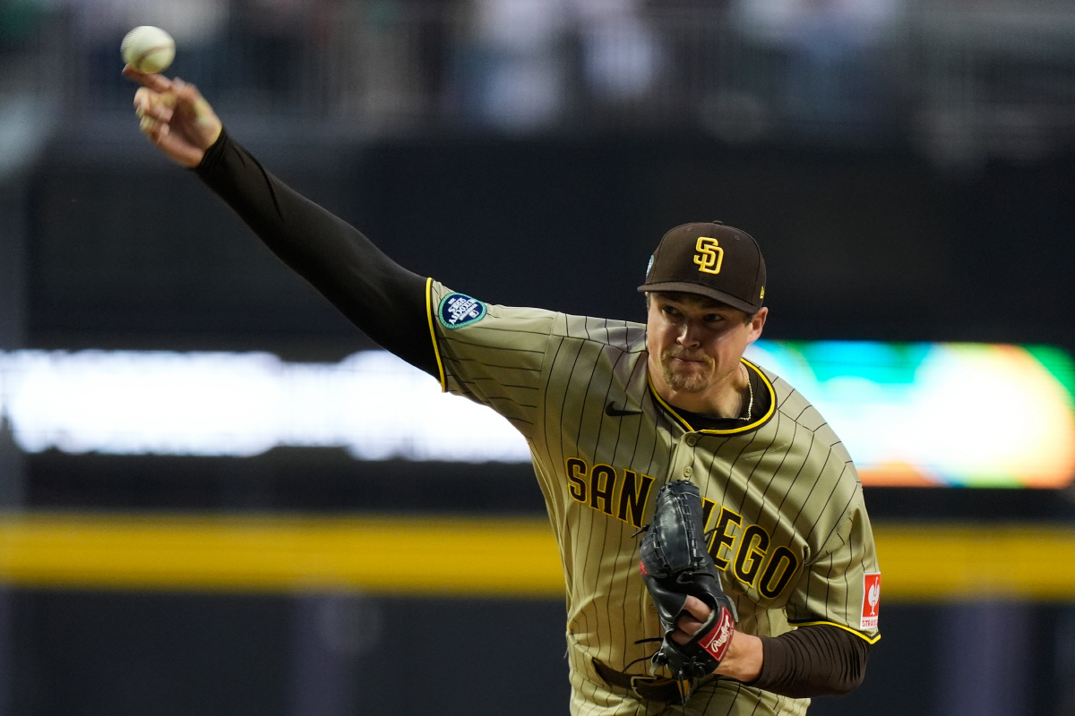 San Diego Padres' closing pitcher Mason Miller works against the Arizona Diamondbacks during the ninth inning of a baseball game in Mexico City, Saturday, April 25, 2026. (AP Photo/Fernando Llano)